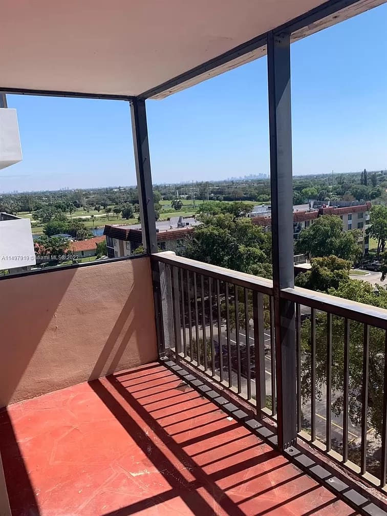 Inverrary Dr, Lauderhill, FL — photo 2 of 6