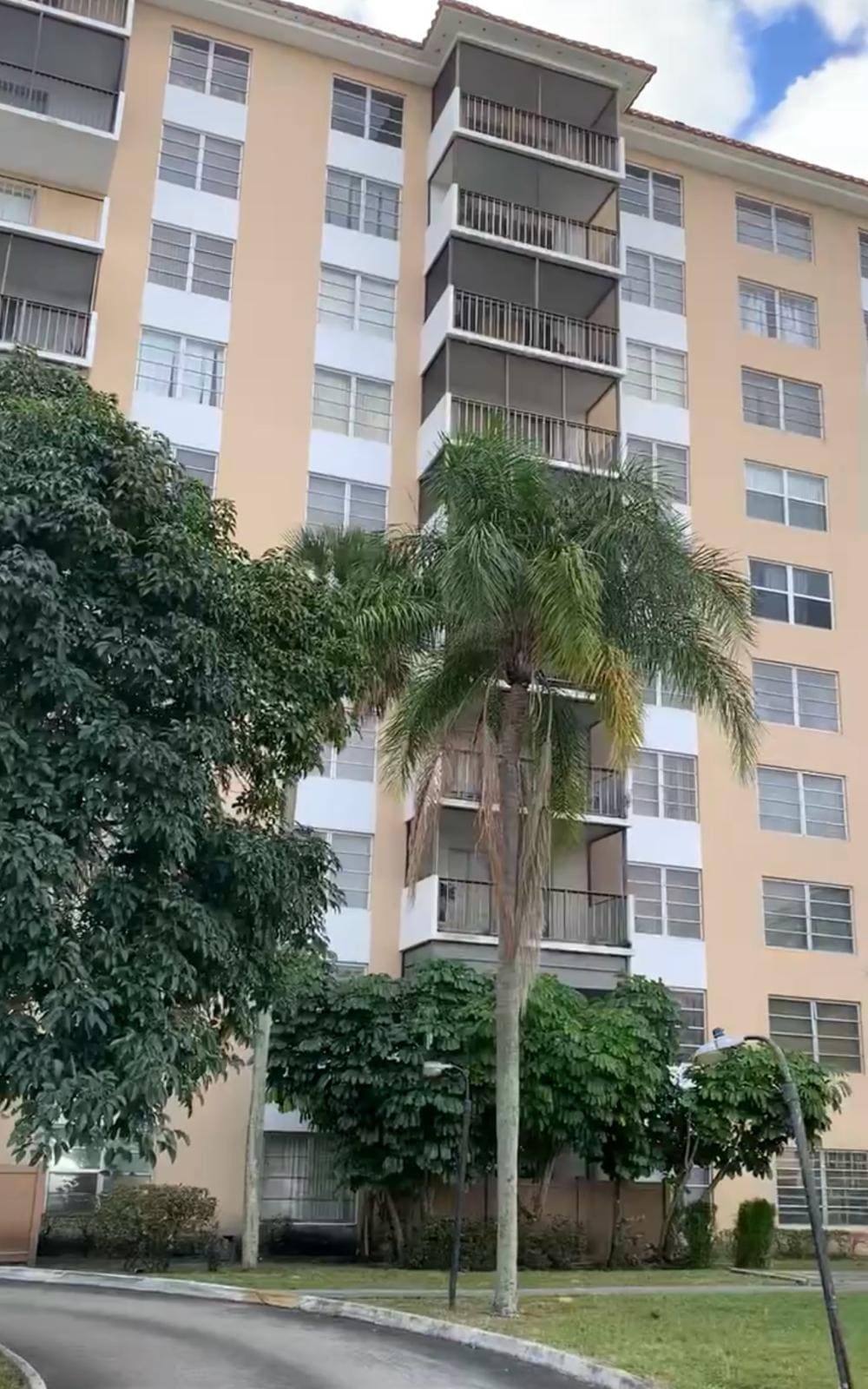 Inverrary Dr, Lauderhill, FL — photo 1 of 6
